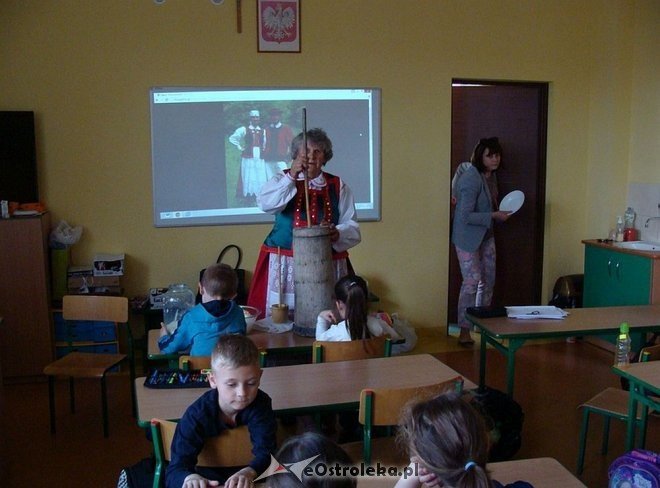 Uczniowie „szóstki” wiedzą jak powstaje i smakuje tradycyjne kurpiowskie masło [05.05.2015] - zdjęcie #16 - eOstroleka.pl