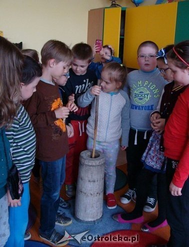 Uczniowie „szóstki” wiedzą jak powstaje i smakuje tradycyjne kurpiowskie masło [05.05.2015] - zdjęcie #20 - eOstroleka.pl