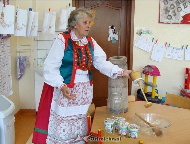 Uczniowie „szóstki” wiedzą jak powstaje i smakuje tradycyjne kurpiowskie masło [05.05.2015] - zdjęcie #24 - eOstroleka.pl
