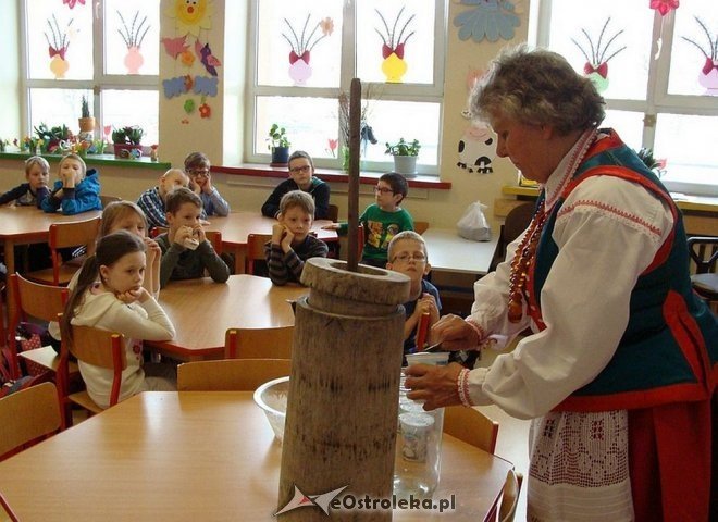 Uczniowie „szóstki” wiedzą jak powstaje i smakuje tradycyjne kurpiowskie masło [05.05.2015] - zdjęcie #25 - eOstroleka.pl