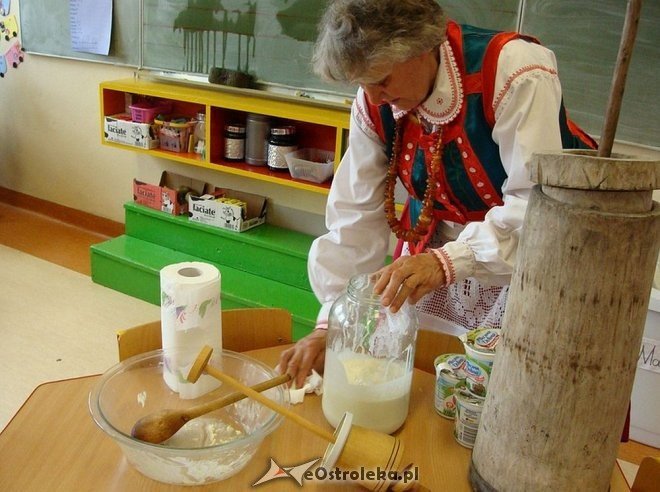 Uczniowie „szóstki” wiedzą jak powstaje i smakuje tradycyjne kurpiowskie masło [05.05.2015] - zdjęcie #27 - eOstroleka.pl
