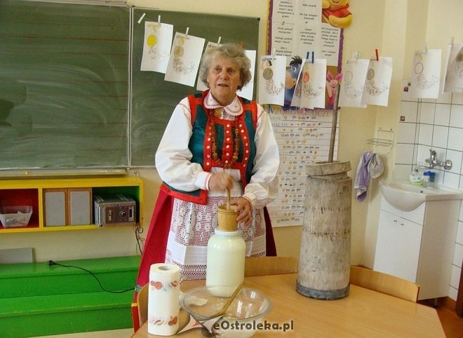 Uczniowie „szóstki” wiedzą jak powstaje i smakuje tradycyjne kurpiowskie masło [05.05.2015] - zdjęcie #29 - eOstroleka.pl