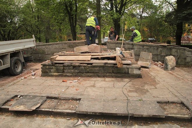 Ostrołęka: Z cmentarza Żołnierzy Radzieckich zniknął pomnik Armii Czerwonej [07.05.2015] - zdjęcie #5 - eOstroleka.pl