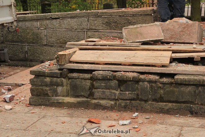 Ostrołęka: Z cmentarza Żołnierzy Radzieckich zniknął pomnik Armii Czerwonej [07.05.2015] - zdjęcie #6 - eOstroleka.pl