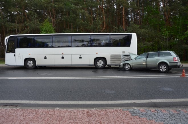 Passat uderzył w autobus. Kierowca osobówki z obrażeniami ciała w szpitalu - zdjęcie #1 - eOstroleka.pl