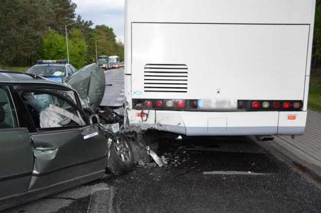 Passat uderzył w autobus. Kierowca osobówki z obrażeniami ciała w szpitalu - zdjęcie #2 - eOstroleka.pl