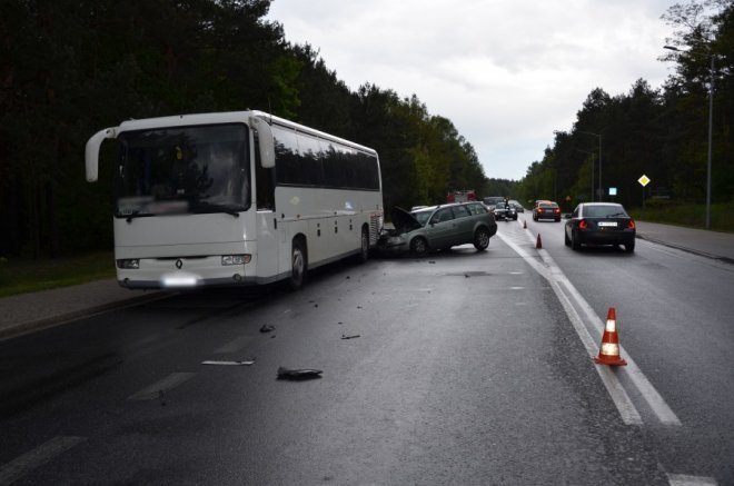 Passat uderzył w autobus. Kierowca osobówki z obrażeniami ciała w szpitalu - zdjęcie #3 - eOstroleka.pl
