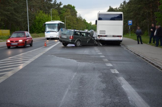 Passat uderzył w autobus. Kierowca osobówki z obrażeniami ciała w szpitalu - zdjęcie #4 - eOstroleka.pl