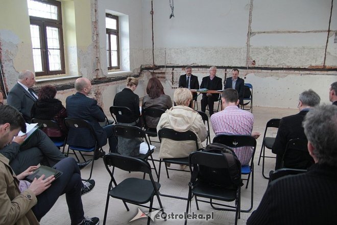 Wyjazdowe posiedzenie komisji kultury w budynku po byłym areszcie [21.05.2015] - zdjęcie #1 - eOstroleka.pl