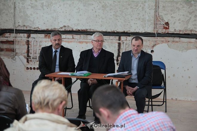 Wyjazdowe posiedzenie komisji kultury w budynku po byłym areszcie [21.05.2015] - zdjęcie #2 - eOstroleka.pl