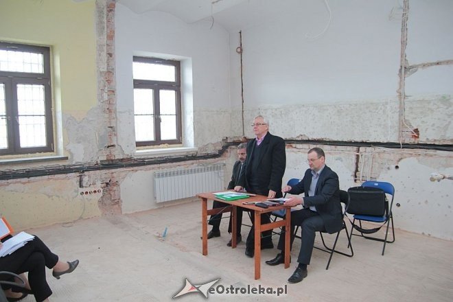 Wyjazdowe posiedzenie komisji kultury w budynku po byłym areszcie [21.05.2015] - zdjęcie #4 - eOstroleka.pl