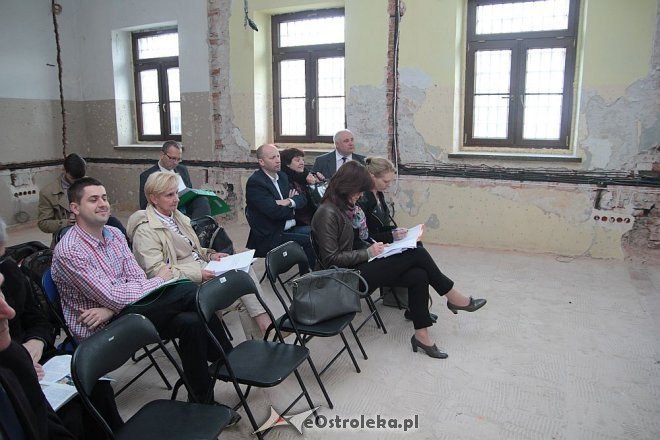 Wyjazdowe posiedzenie komisji kultury w budynku po byłym areszcie [21.05.2015] - zdjęcie #5 - eOstroleka.pl