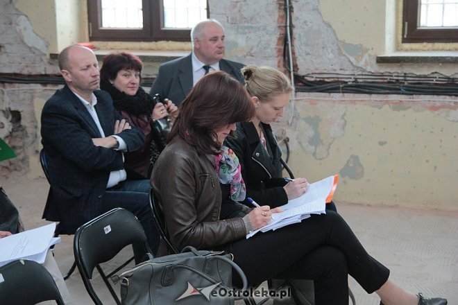 Wyjazdowe posiedzenie komisji kultury w budynku po byłym areszcie [21.05.2015] - zdjęcie #6 - eOstroleka.pl