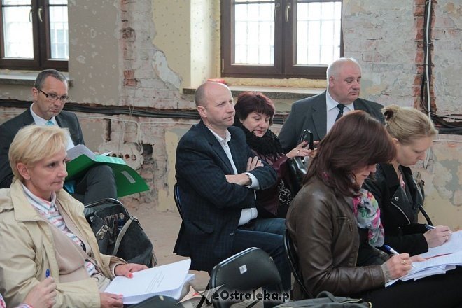 Wyjazdowe posiedzenie komisji kultury w budynku po byłym areszcie [21.05.2015] - zdjęcie #7 - eOstroleka.pl