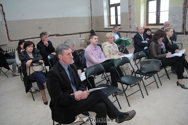 Wyjazdowe posiedzenie komisji kultury w budynku po byłym areszcie [21.05.2015] - zdjęcie #11 - eOstroleka.pl