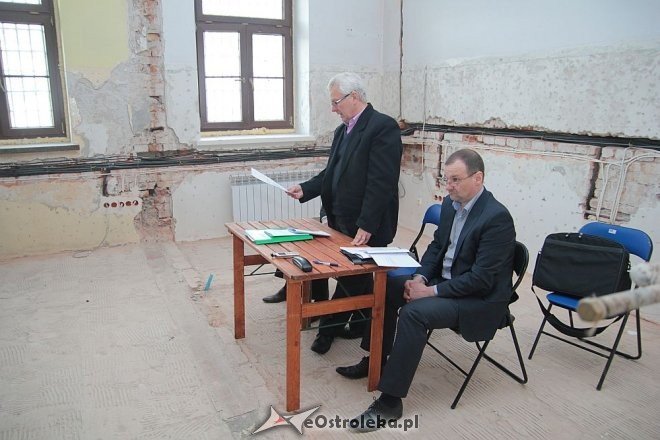 Wyjazdowe posiedzenie komisji kultury w budynku po byłym areszcie [21.05.2015] - zdjęcie #13 - eOstroleka.pl