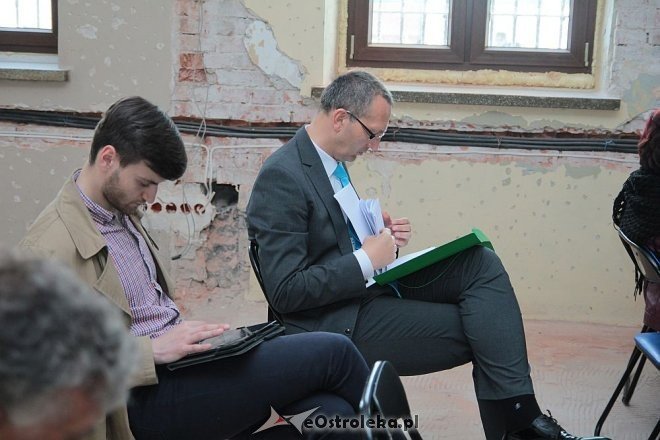 Wyjazdowe posiedzenie komisji kultury w budynku po byłym areszcie [21.05.2015] - zdjęcie #16 - eOstroleka.pl
