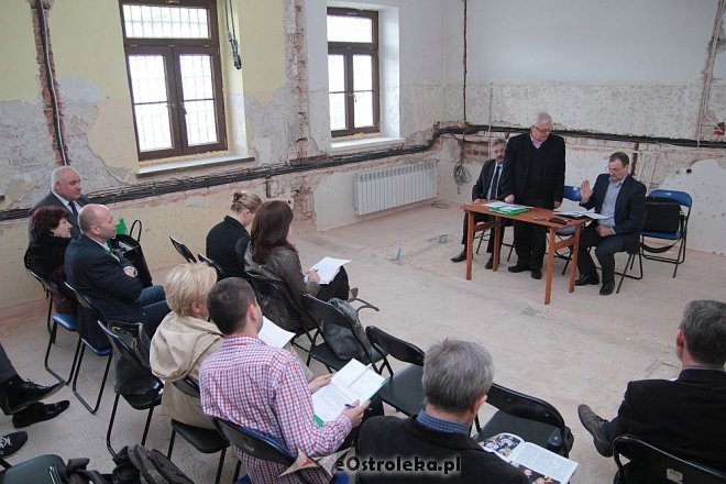 Wyjazdowe posiedzenie komisji kultury w budynku po byłym areszcie [21.05.2015] - zdjęcie #17 - eOstroleka.pl