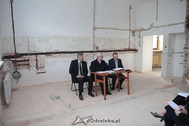 Wyjazdowe posiedzenie komisji kultury w budynku po byłym areszcie [21.05.2015] - zdjęcie #19 - eOstroleka.pl