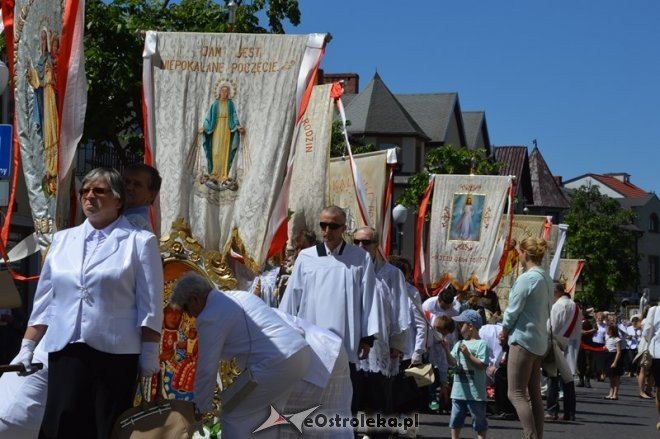 Procesja w parafii pw. św. Antoniego - Boże Ciało [04.06.2015] - zdjęcie #14 - eOstroleka.pl