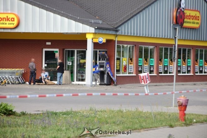 Ostrołęka: Spektakularny napad na bankomat przy Steyera. Wysadzili go w powietrze i ukradli całą gotówkę [18.07.2015] - zdjęcie #1 - eOstroleka.pl