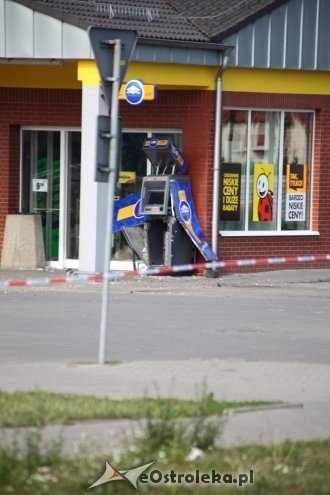 Ostrołęka: Spektakularny napad na bankomat przy Steyera. Wysadzili go w powietrze i ukradli całą gotówkę [18.07.2015] - zdjęcie #2 - eOstroleka.pl