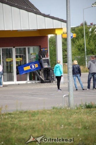 Ostrołęka: Spektakularny napad na bankomat przy Steyera. Wysadzili go w powietrze i ukradli całą gotówkę [18.07.2015] - zdjęcie #3 - eOstroleka.pl