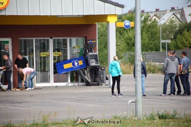Ostrołęka: Spektakularny napad na bankomat przy Steyera. Wysadzili go w powietrze i ukradli całą gotówkę [18.07.2015] - zdjęcie #4 - eOstroleka.pl