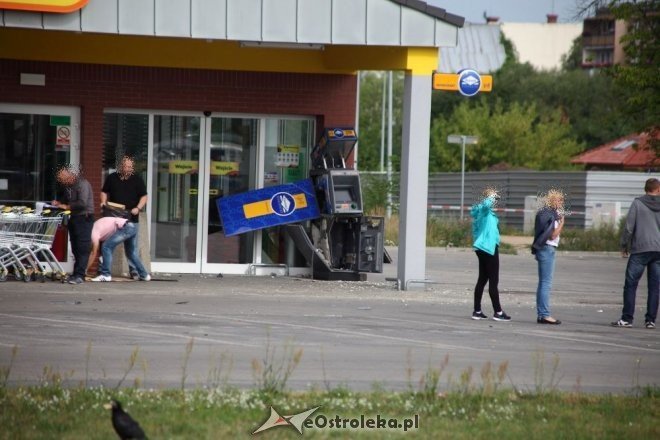Ostrołęka: Spektakularny napad na bankomat przy Steyera. Wysadzili go w powietrze i ukradli całą gotówkę [18.07.2015] - zdjęcie #6 - eOstroleka.pl