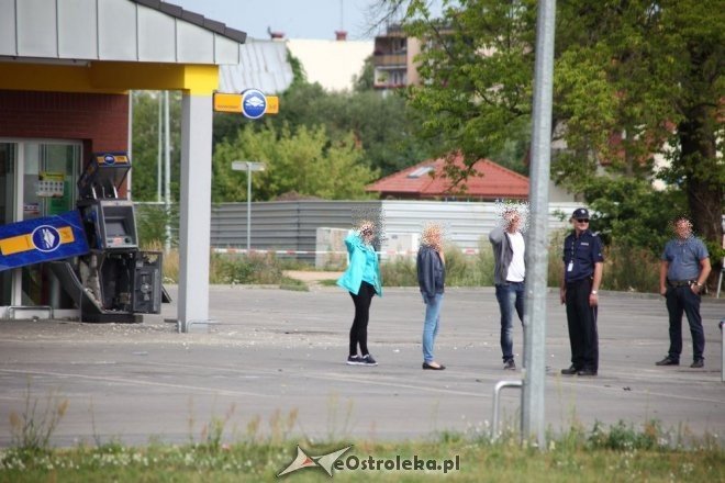 Ostrołęka: Spektakularny napad na bankomat przy Steyera. Wysadzili go w powietrze i ukradli całą gotówkę [18.07.2015] - zdjęcie #7 - eOstroleka.pl