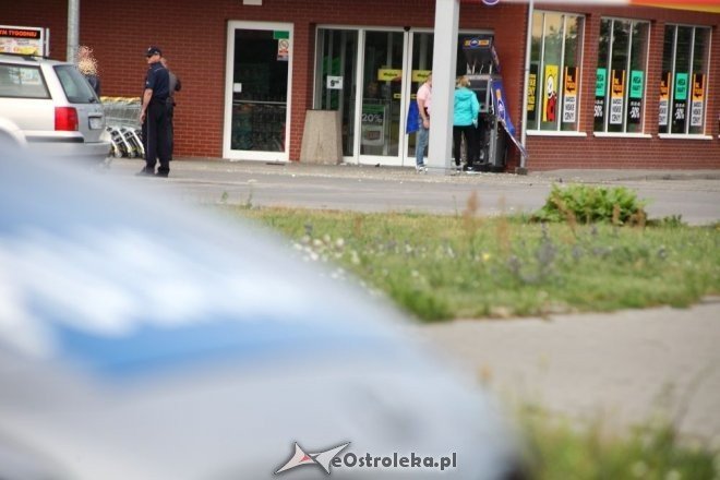 Ostrołęka: Spektakularny napad na bankomat przy Steyera. Wysadzili go w powietrze i ukradli całą gotówkę [18.07.2015] - zdjęcie #9 - eOstroleka.pl