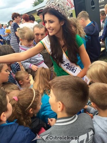 Baba: Tłumy na spotkaniu z Miss Polski 2014 Ewą Mielnicką [27.07.2015] - zdjęcie #9 - eOstroleka.pl