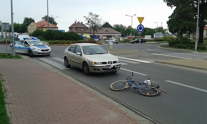 69-letni rowerzysta potrącony na rondzie przy Steyera [27.07.2015] - zdjęcie #3 - eOstroleka.pl