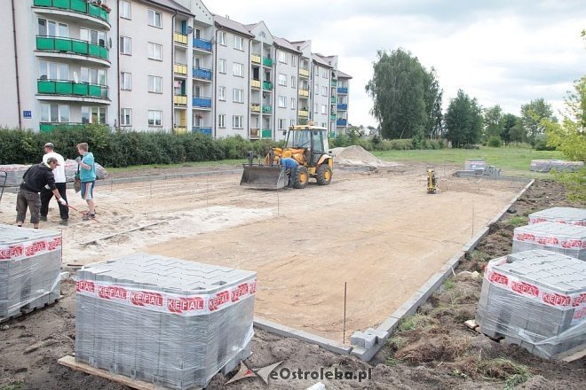 Przy alei Jana Pawła II powstaje parking dla mieszkańców osiedla OTBS [30.07.2015] - zdjęcie #2 - eOstroleka.pl