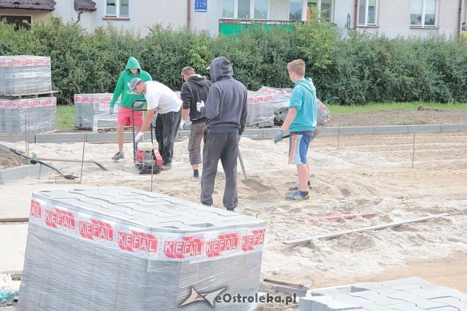 Przy alei Jana Pawła II powstaje parking dla mieszkańców osiedla OTBS [30.07.2015] - zdjęcie #3 - eOstroleka.pl