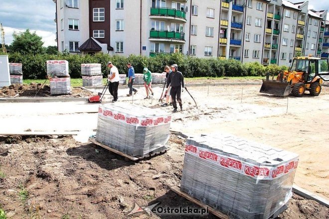 Przy alei Jana Pawła II powstaje parking dla mieszkańców osiedla OTBS [30.07.2015] - zdjęcie #5 - eOstroleka.pl