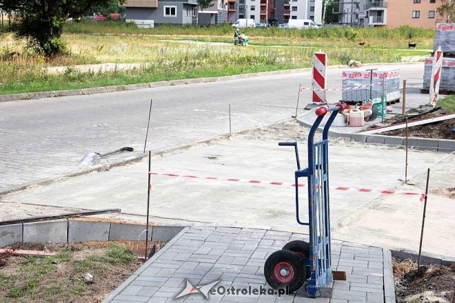 Przy alei Jana Pawła II powstaje parking dla mieszkańców osiedla OTBS [30.07.2015] - zdjęcie #6 - eOstroleka.pl