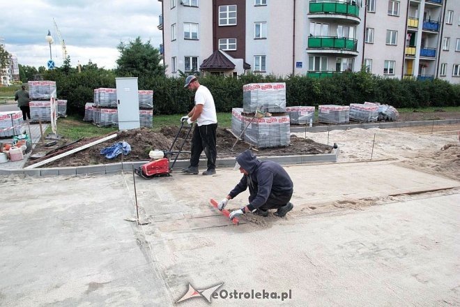 Przy alei Jana Pawła II powstaje parking dla mieszkańców osiedla OTBS [30.07.2015] - zdjęcie #8 - eOstroleka.pl