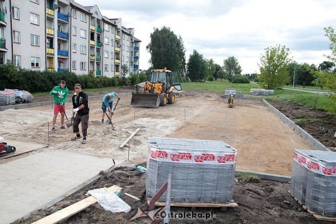 Przy alei Jana Pawła II powstaje parking dla mieszkańców osiedla OTBS [30.07.2015] - zdjęcie #10 - eOstroleka.pl