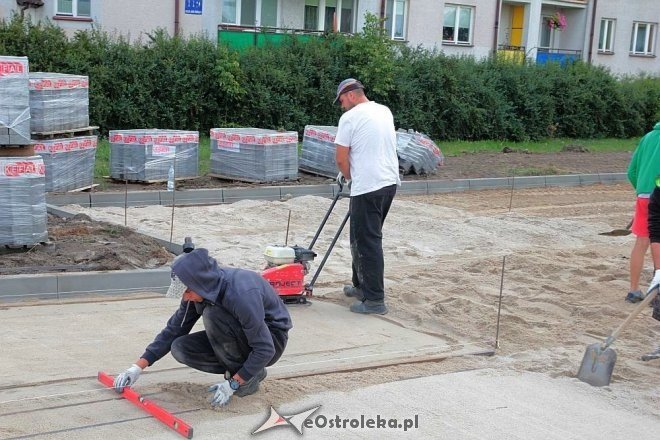 Przy alei Jana Pawła II powstaje parking dla mieszkańców osiedla OTBS [30.07.2015] - zdjęcie #11 - eOstroleka.pl