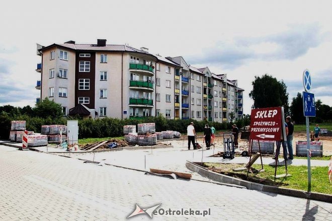 Przy alei Jana Pawła II powstaje parking dla mieszkańców osiedla OTBS [30.07.2015] - zdjęcie #12 - eOstroleka.pl