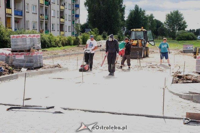 Przy alei Jana Pawła II powstaje parking dla mieszkańców osiedla OTBS [30.07.2015] - zdjęcie #13 - eOstroleka.pl