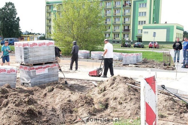 Przy alei Jana Pawła II powstaje parking dla mieszkańców osiedla OTBS [30.07.2015] - zdjęcie #15 - eOstroleka.pl