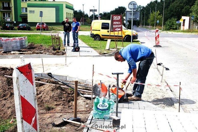 Przy alei Jana Pawła II powstaje parking dla mieszkańców osiedla OTBS [30.07.2015] - zdjęcie #16 - eOstroleka.pl