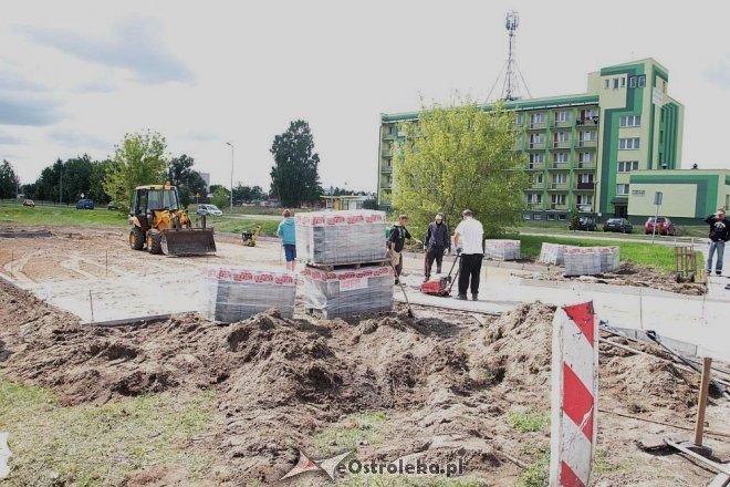 Przy alei Jana Pawła II powstaje parking dla mieszkańców osiedla OTBS [30.07.2015] - zdjęcie #17 - eOstroleka.pl