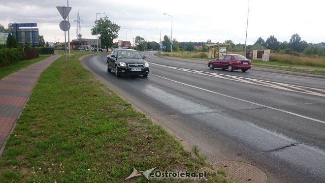 Uwaga kierowcy! Gigantyczna plama oleju na Ostrowskiej. Na długości kilku kilometrów jest bardzo ślisko! [31.07.2015] - zdjęcie #7 - eOstroleka.pl