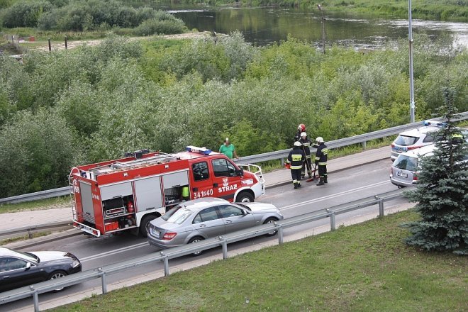 Wypadek na nowym moście [01.08.2015] - zdjęcie #5 - eOstroleka.pl