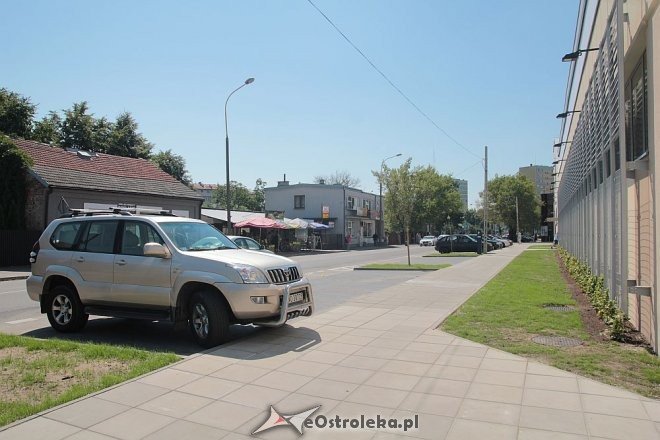 Ostrołęka: Nowe chodniki i parking przy Prądzyńskiego i Inwalidów Wojennych [03.08.2015] - zdjęcie #2 - eOstroleka.pl