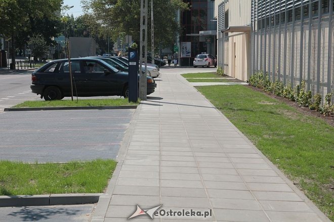 Ostrołęka: Nowe chodniki i parking przy Prądzyńskiego i Inwalidów Wojennych [03.08.2015] - zdjęcie #17 - eOstroleka.pl