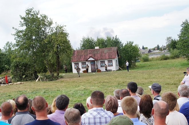 Wypadek podczas inscenizacji w Rzekuniu [23.08.2015] - zdjęcie #4 - eOstroleka.pl